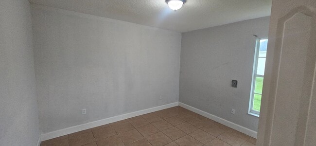 Building Photo - Huge Three Bedroom- 2 bath + den, 2 car ga...