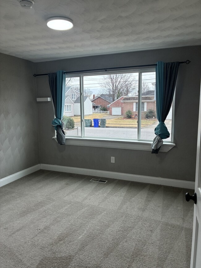 Building Photo - 2808 Beachmont Ave