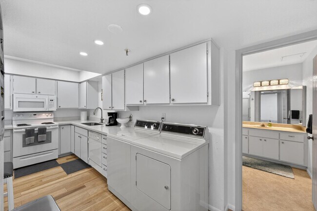 Building Photo - 425 S Parkcrest
