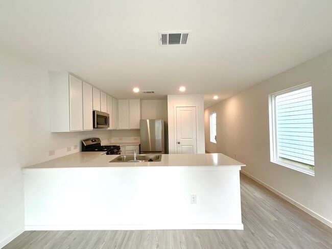 Building Photo - **APPLICATION RECEIVED** Modern 3-Bed, 2.5-Bath Home with Included Internet & Fenced Backyard in ...