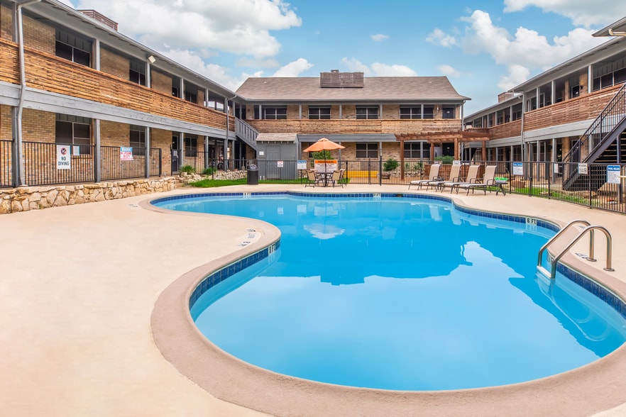 Building Photo - Camelot Apartments