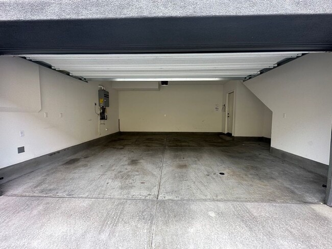 Building Photo - 4 BEDROOM HOME FOR LEASING IN Irvine