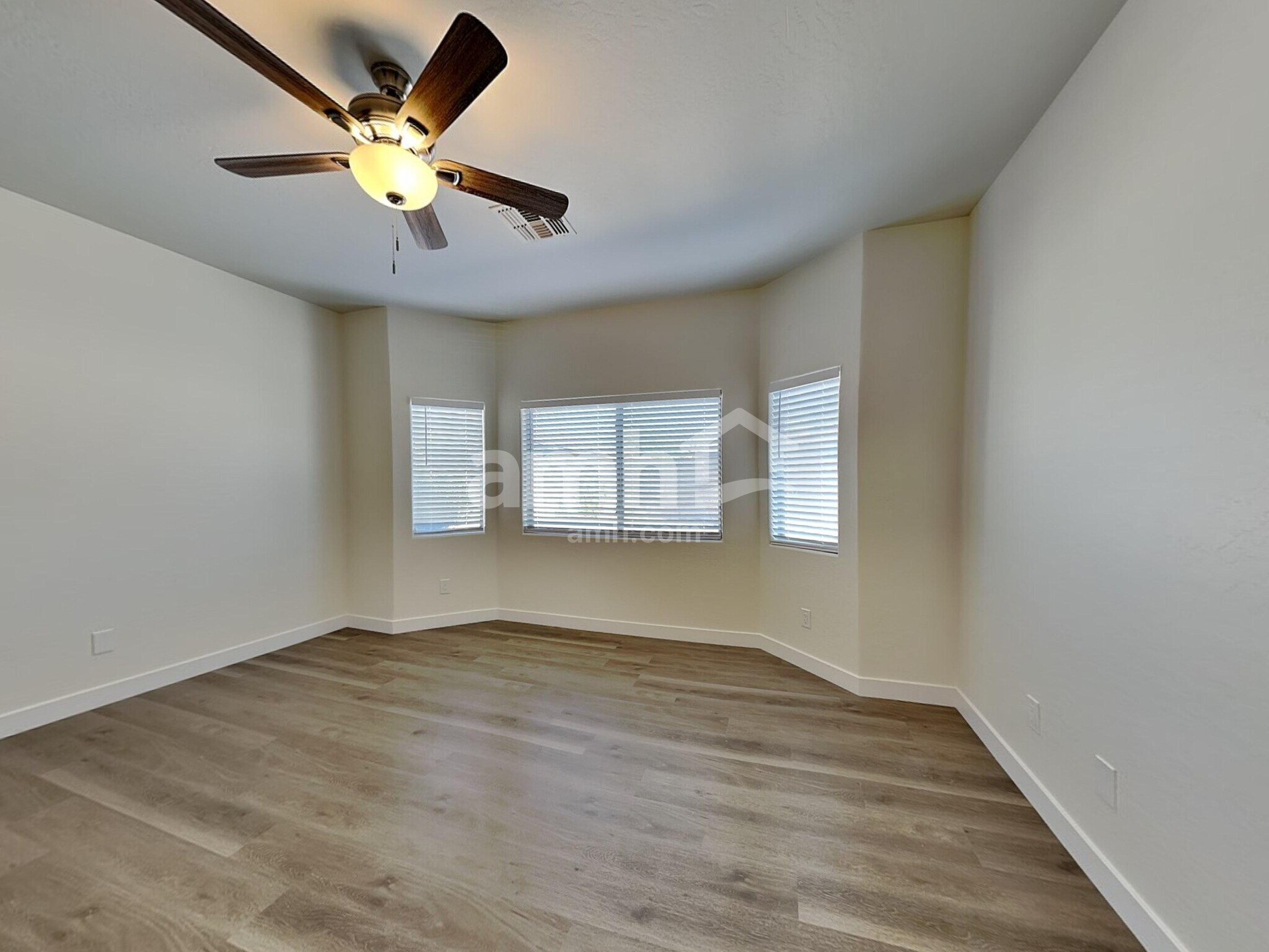 Building Photo - 8854 W Northview Ave