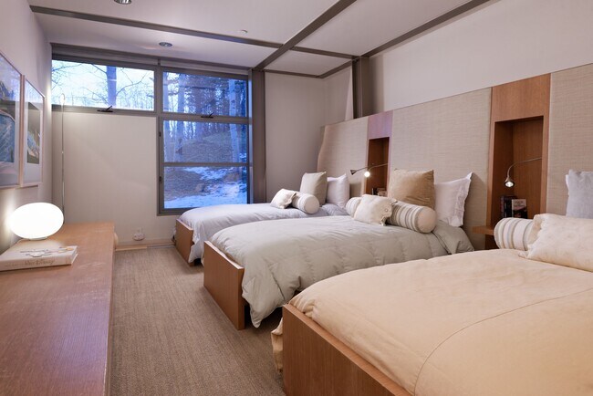 Building Photo - 821 Cluny Rd