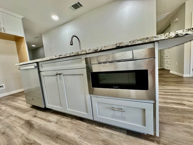 Building Photo - NEWLY RENOVATED 3 BED, 3 BATH ONE STORY HO...
