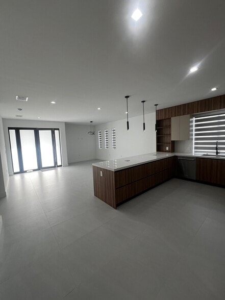 Building Photo - 920 SW 71st Ave