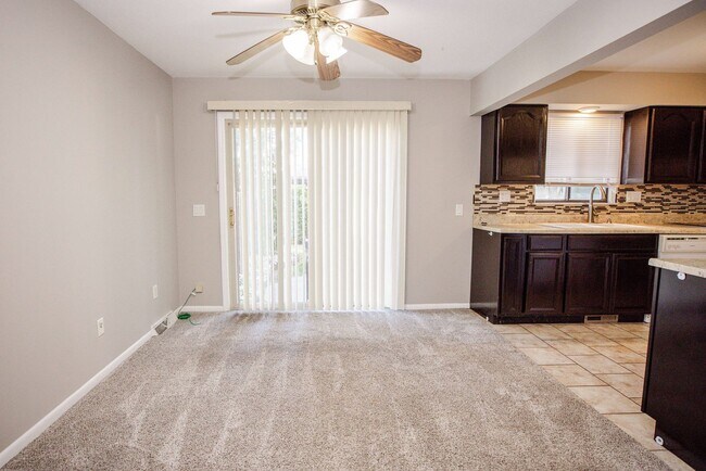 Building Photo - Beautiful Condo for Rent - Appliances included, washer and dryer hook ups, one and half bath, ver...
