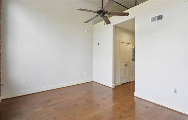 Building Photo - 1261 Caroline St NE