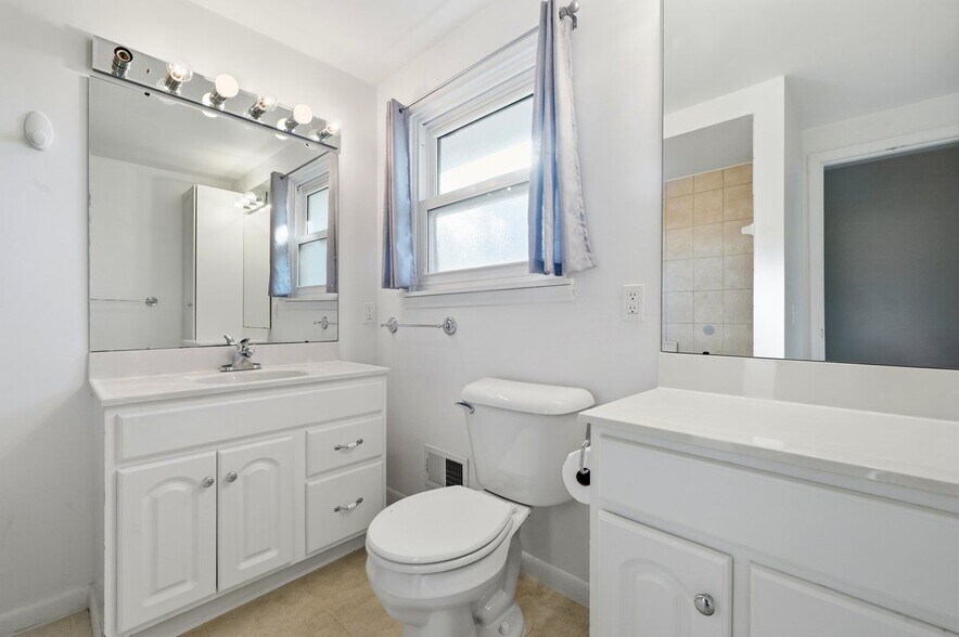 Building Photo - 5595 Birdview Heights