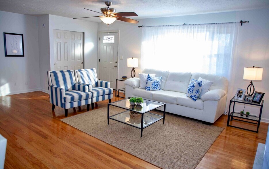 Primary Photo - 6738 Red Fox Rd