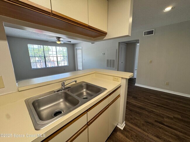 Building Photo - 7667 N Wickham Rd
