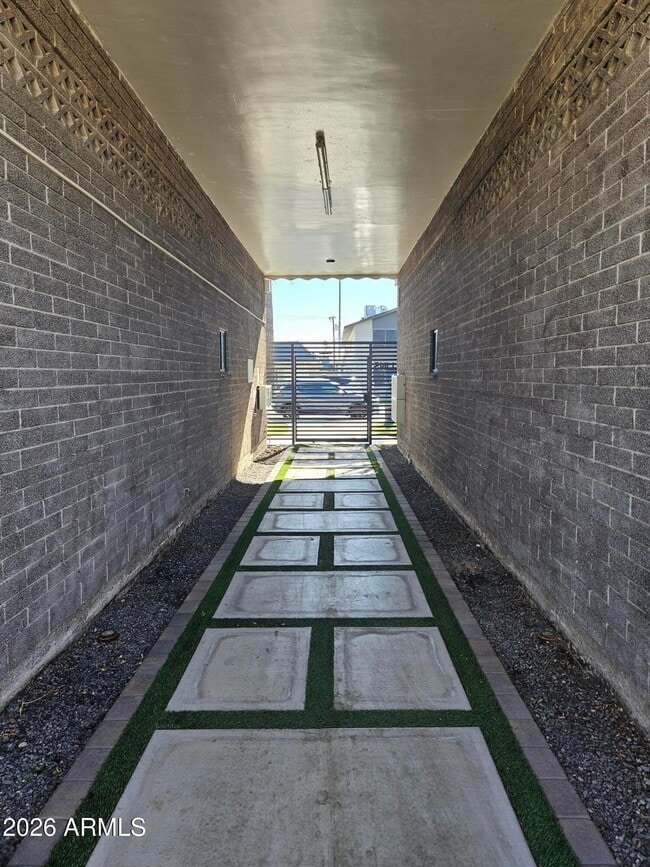 Building Photo - 324 W Pasadena Ave