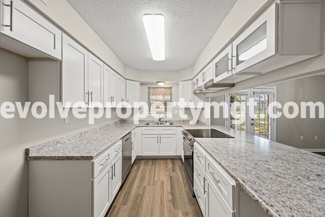 Building Photo - Charming Collierville home in PRIME location!