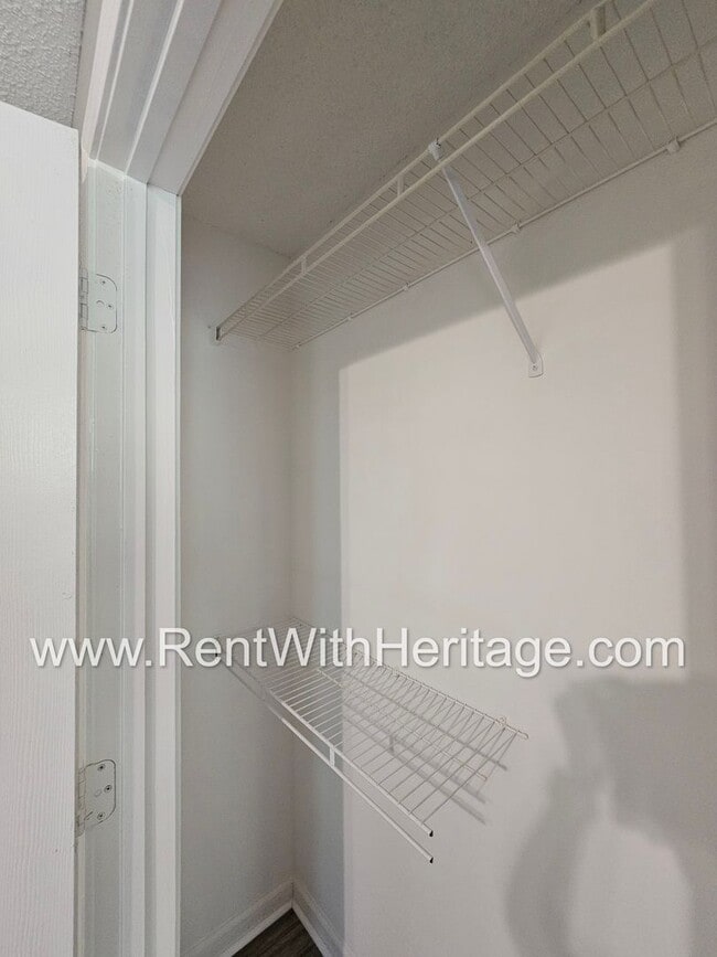 Building Photo - Gorgeous 5 bedroom/ 3 bath/ Upgrades Galor...