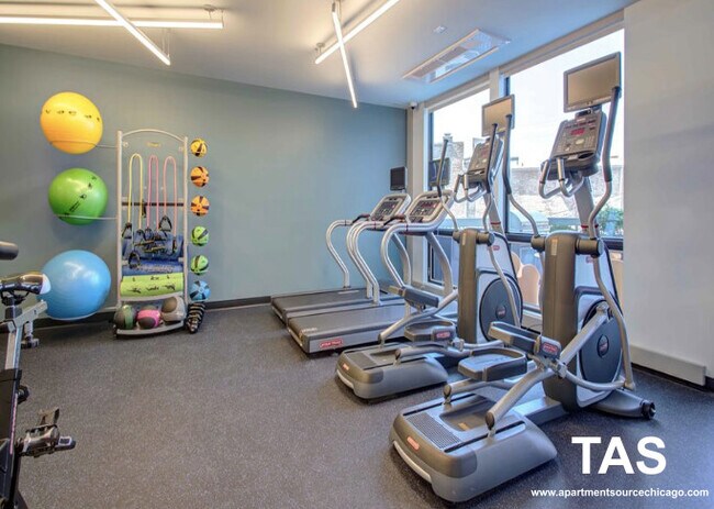 Building Photo - 2340 N California Ave