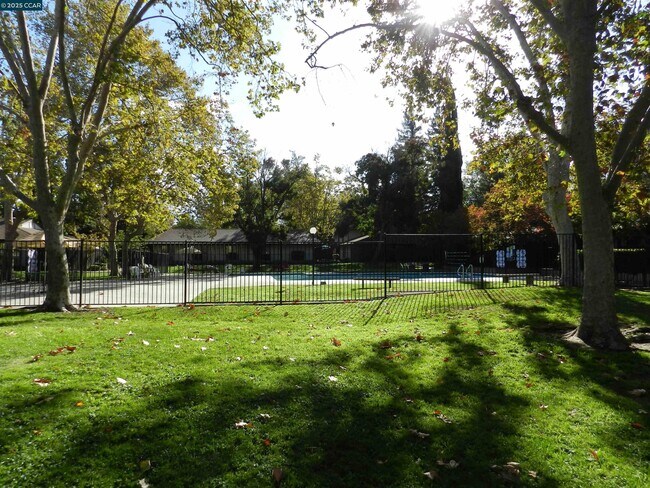 Building Photo - 5519 Roundtree Dr
