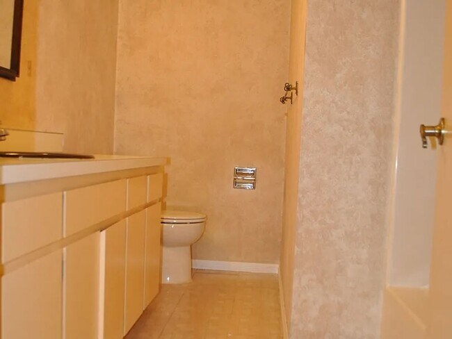 Building Photo - One level single family house, great location, ease access to all daily essentials