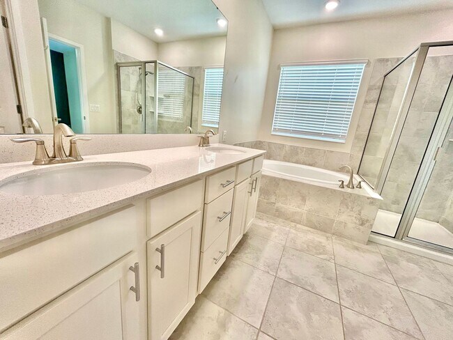 Building Photo - Upscale 3Beds/2.5Baths Townhouse living in...