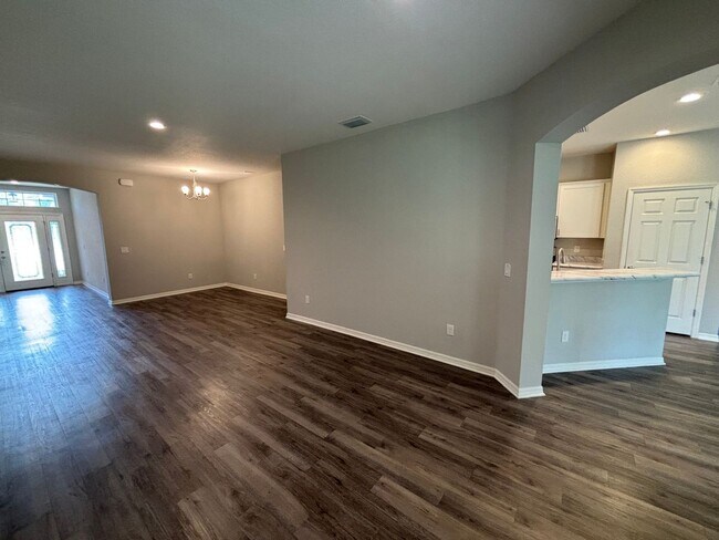 Building Photo - 4 bedroom / 3 bath in great neighborhood - WON'T LAST!