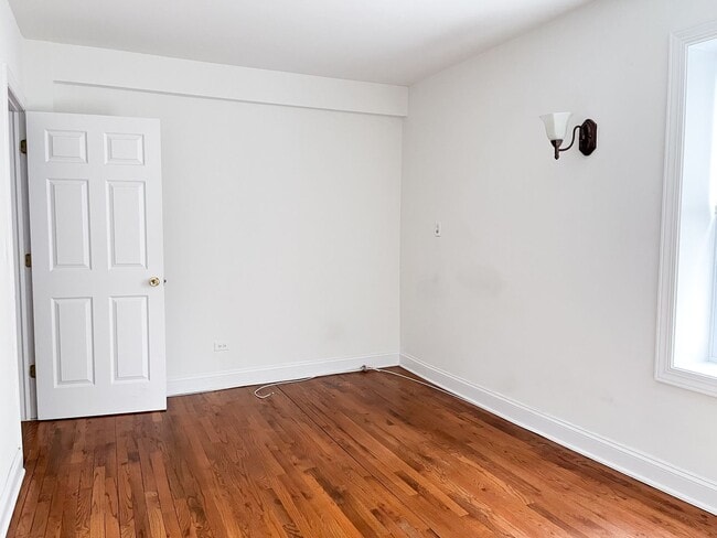 Building Photo - Uptown - 2 Bed / 2 Bath - Central Heat & AC