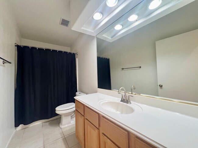 Building Photo - AVAILABLE NOW!!! 3 Bedroom 2 Bathroom Home in La Quinta