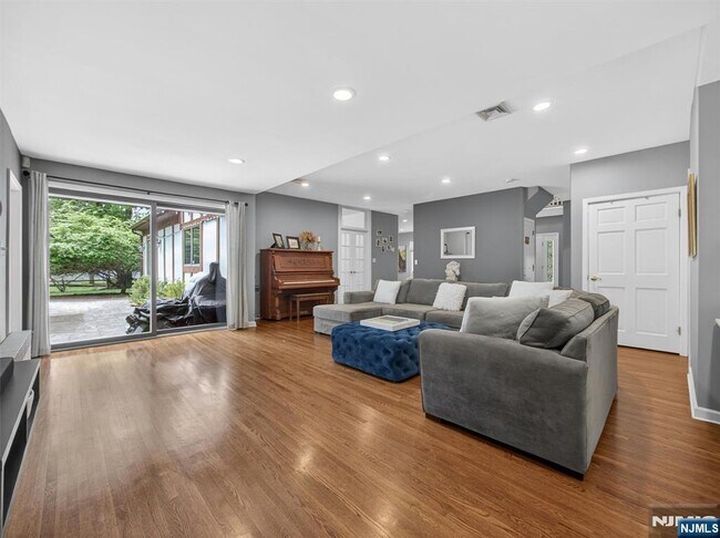 Building Photo - 36 Grove