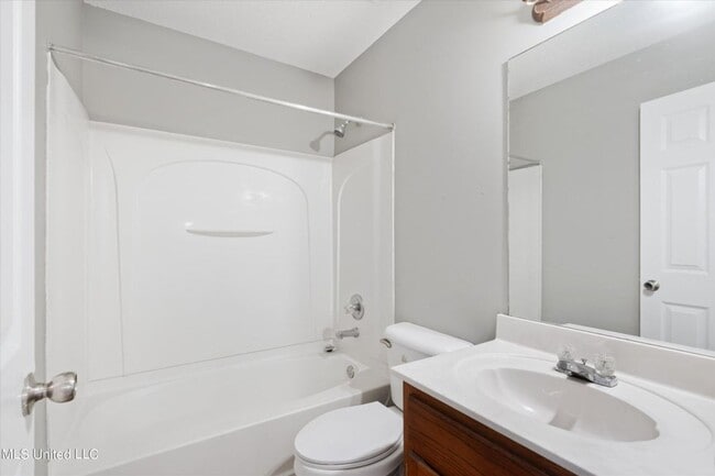 Building Photo - SUPER CUTE THREE BEDROOM 3 BATH TOWNHOME