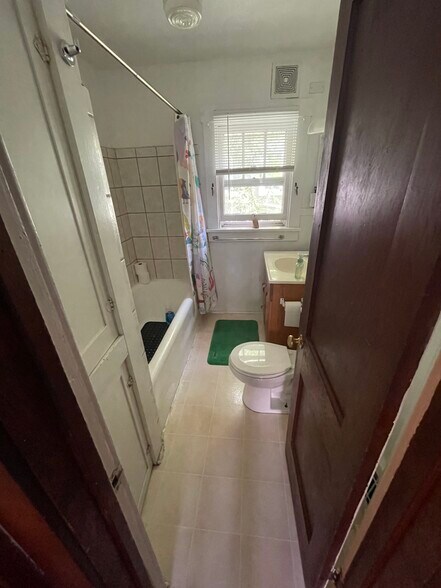 Bathroom - 1420 N Wahsatch Ave