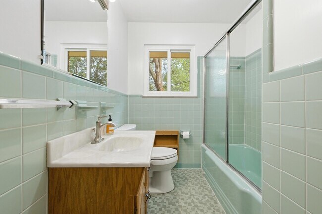 Building Photo - 205 S Palisades Dr
