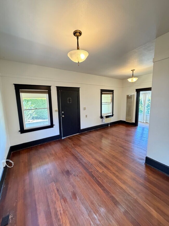 Building Photo - Quaint 2BD/1BA house in La Mesa Village available now for a 1-year lease!