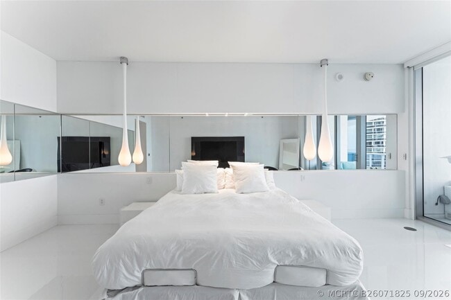 Building Photo - 5959 Collins Ave