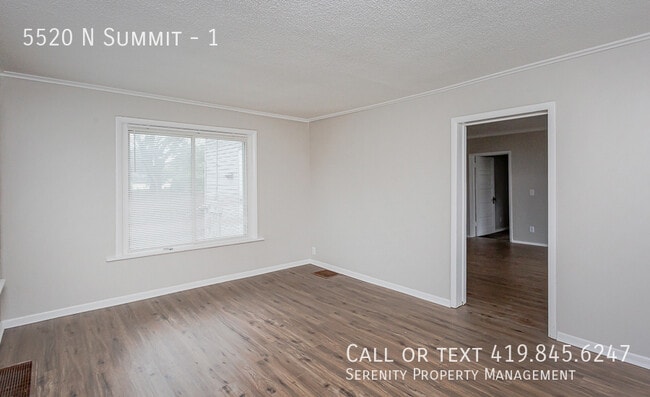 Building Photo - Newly Renovated 2-bdrm Lower Unit Availabl...