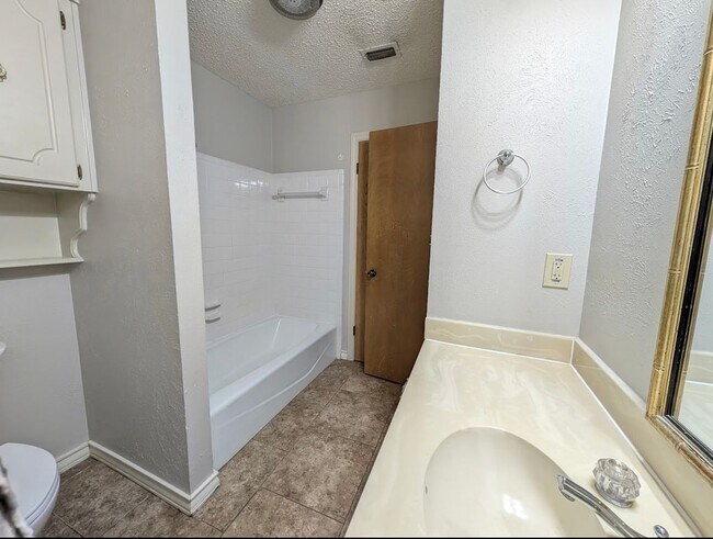 Building Photo - 20 Fernwood Dr