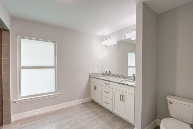 Building Photo - MUST SEE-CUSTOM BUILT-LARGE NEWER CONSTRUT...