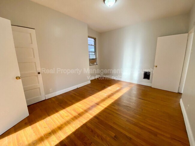 Building Photo - 825 Collins St