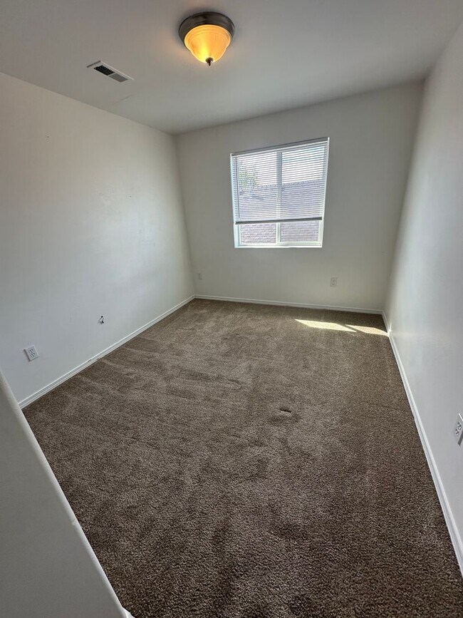 Building Photo - SW Bend House Near the Old Mill District, 4 Bdrms, 2.5 baths, A/C, Office/den, Dbl. Garage