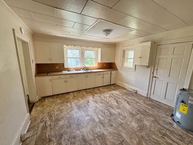 Building Photo - 2/1 with extra space in Uptown Shelby, NC