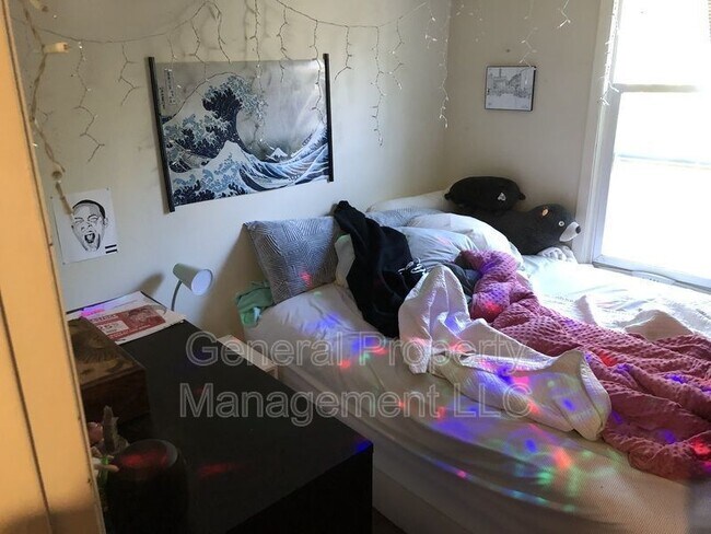 Building Photo - 3 bedroom 1 bathroom on Water street and n...