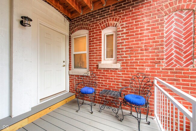 Building Photo - 655 E 24th St