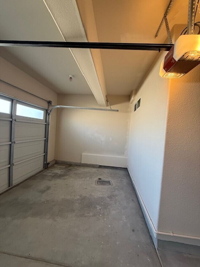 Building Photo - Very Nice 4 bedroom, 3 full bath home in much desired Lakeside neighborhood.