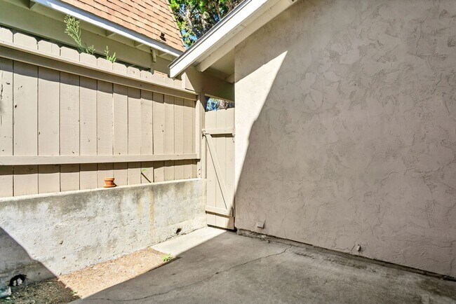 Building Photo - Great three bedroom townhome in UTC!  Avai...