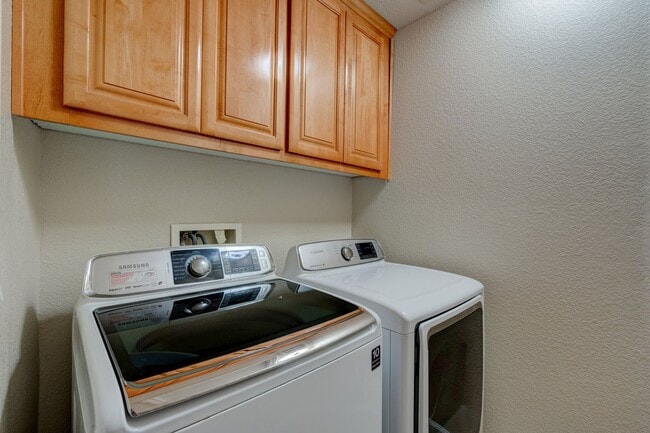 Building Photo - EXQUISITELY LOCATED TOWNHOME PRIVATE SETTING | MANY UPGRADES