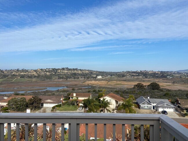 Building Photo - Updated 5 Bed, 3 Bath in Lomas Santa Fe Hi...