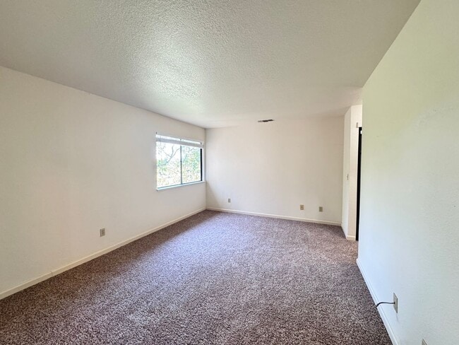 Building Photo - Cozy upstairs Condo in Auburn. Pets welcome!!