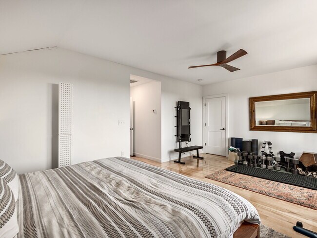 Building Photo - Creek Side *Unfurnished