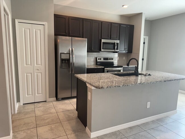 Building Photo - 3 Bed + Den with 2 Baths & 2 Car Garage