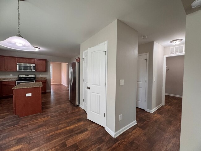 Building Photo - 5BR 3BA Home with Screened Porch