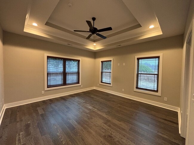 Building Photo - Stunning 4-Bedroom Home in Piney Flats with Mountain Views