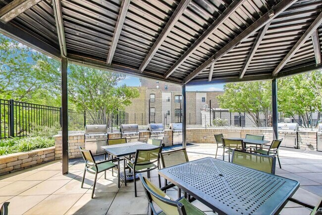 Building Photo - 3930 N Pine Grove Ave