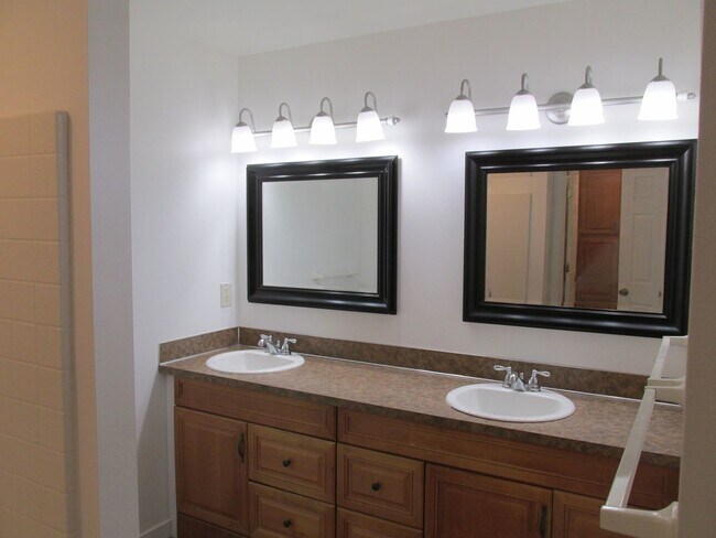 Building Photo - 3 Bedroom House in Burlington